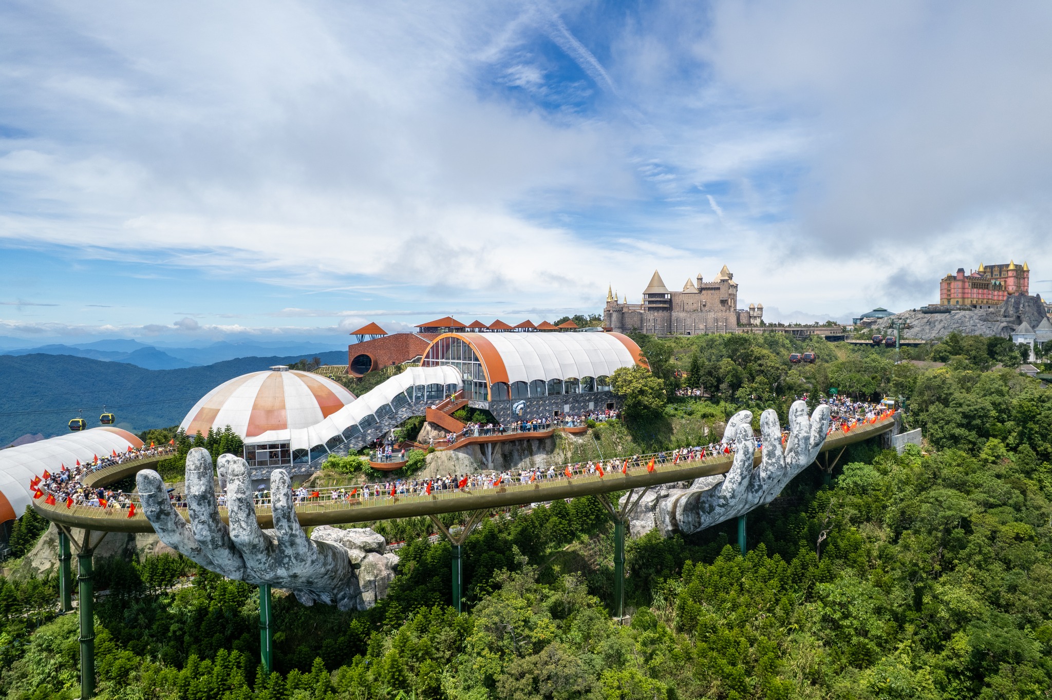 Cầu Vàng Bà Nà Hills - Biểu tượng du lịch Việt Nam